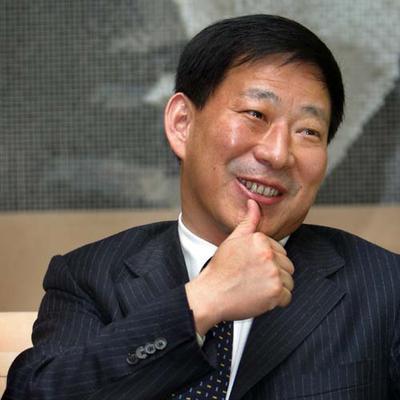 32岁超生被开除，欠债1.8万找不到工作，名片被人扔进烟灰缸。五个月后接了个必亏