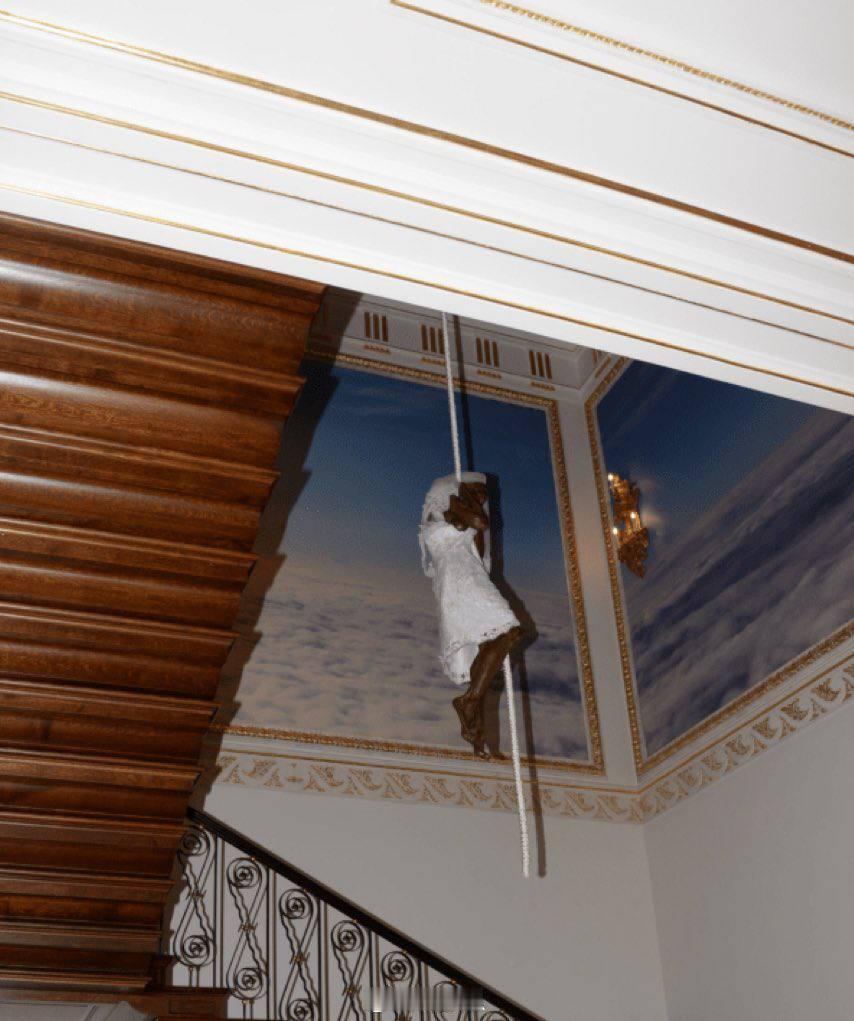 一份来自爱泼斯坦档案的图片显示，一名年轻女子吊死在绳子上。还有数百张更为恐怖的图