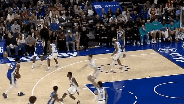 大后锋来袭！恩比德命中赛季首个三分！
在今天NBA常规赛费城对阵黄蜂的第一节比赛