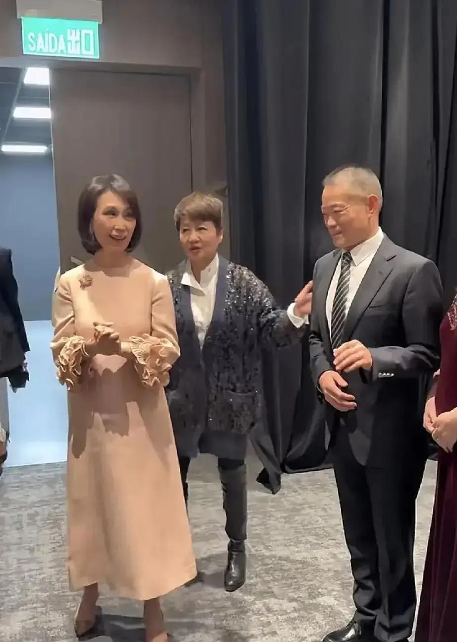 镜头里，梁安琪先是一秒黑脸，下一秒立刻堆笑，慢放视频被刷到500万次。
 
网友