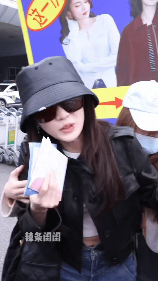张慧雯被接机缺氧 到长沙录乘风啦，粉丝整活送热搜也太有梗了！不过现场人太多，姐姐