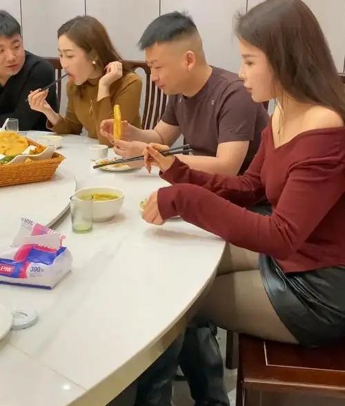 第一次见男友爸妈就不尴尬！全靠酸汤鱼“救场”吃货属性太加分
 
谁懂啊！第一次见