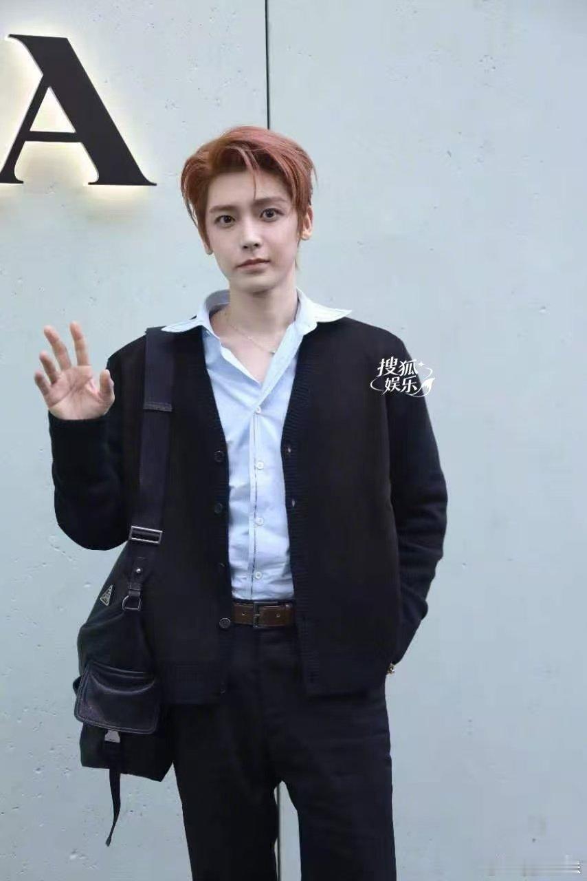 侯明昊武汉活动人气路过侯明昊武汉活动现场，一眼就被震撼到，簇拥的人群、林立的手机