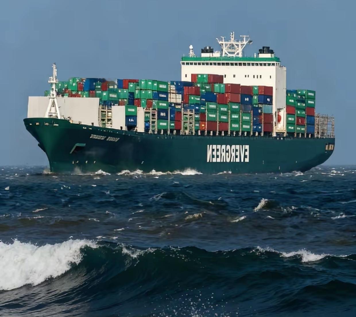 美国军火船马上要开进台湾海峡了，全国人民都紧张地盯着这件事——到底拦还是不拦？要