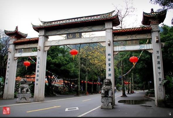 【鼓山】鼓山是福州市最着名的风景区，因为顶峰上有块大石头，形状如鼓，每当风雨交加