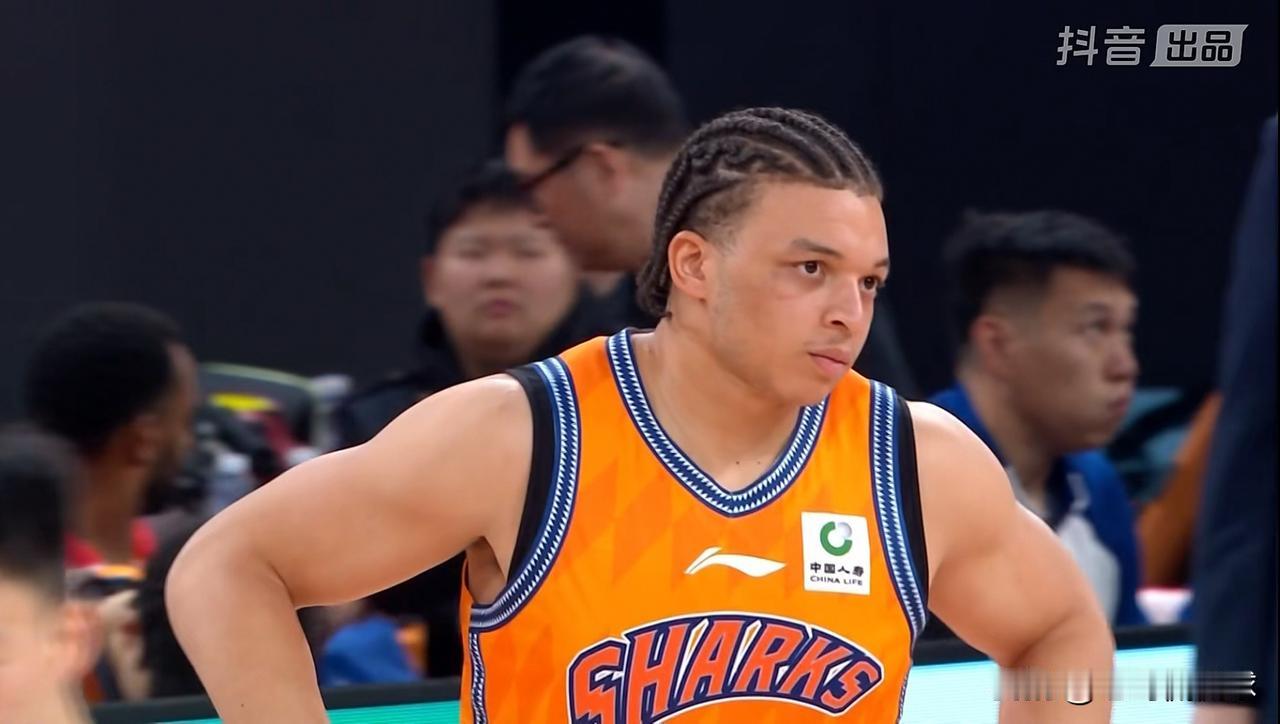 上海久事超级外援洛夫顿真是太全面了！在今天上海久事主场以84：80险胜青岛崂山啤