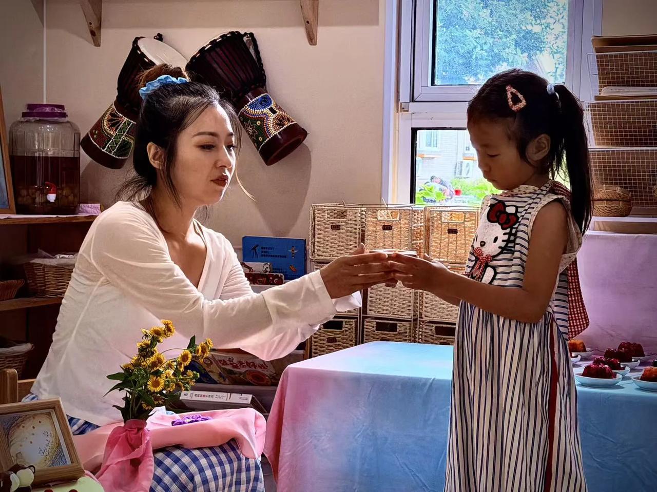 幼儿园处处藏着老师温柔的关怀。清晨在校门口，老师笑着弯腰牵起每位小朋友的小手，细