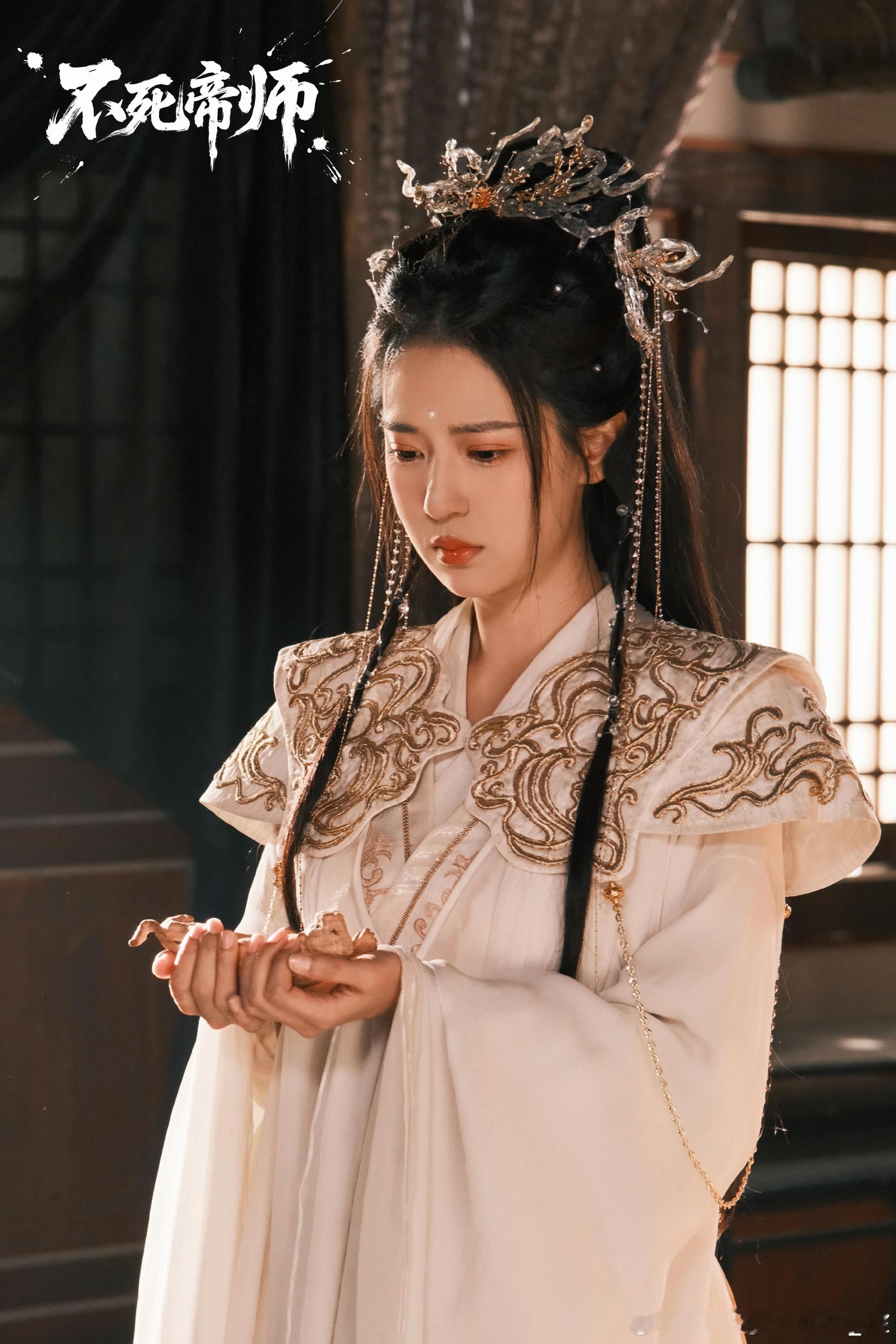 你们仙侠短剧是要考研吗 《不死帝师》卷到离谱！别人搞抽象它磨质量，电影质感帧帧精