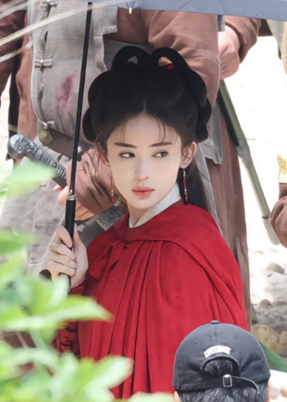 娜扎红色斗篷路透，好明亮！ ​​​