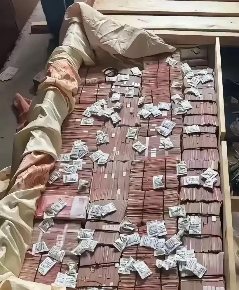 家里放一堆现金，这事儿听起来就让人头疼。是啊，为啥有人宁愿让钱在家里发霉也不存银