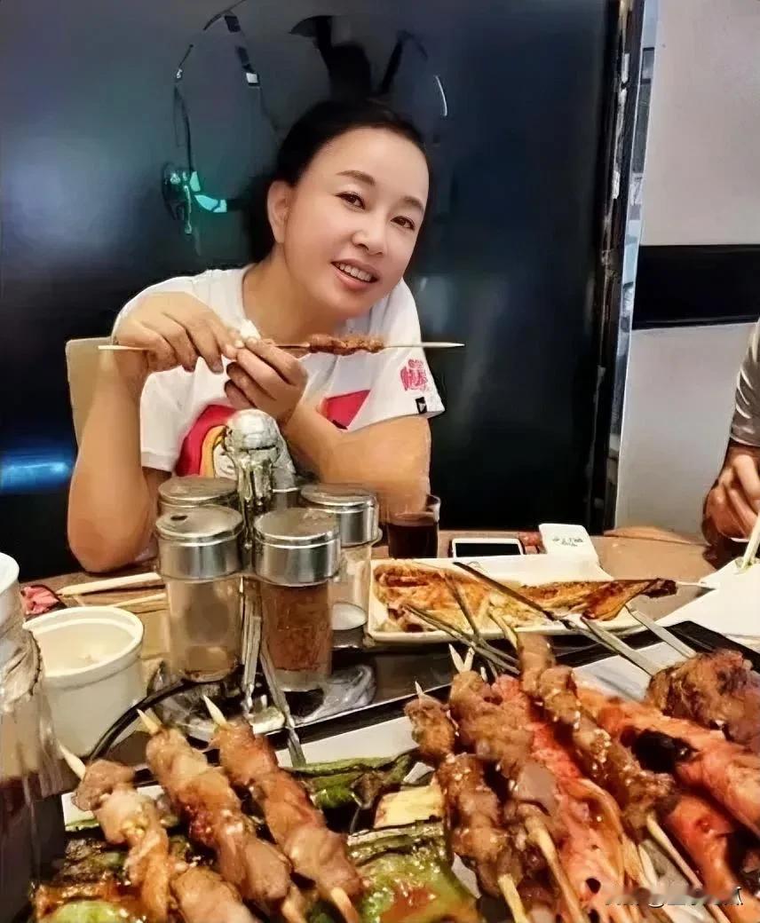 刘晓庆虽是个大明星，生活也富俗，但人很随意，你看跟普通人一样，吃炸串，吃火锅，还