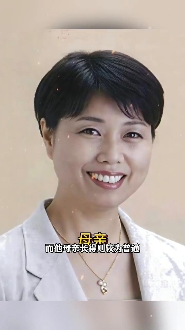这是木村拓哉早年与父亲的一张合影。那时木村拓哉才二十岁，相貌清秀帅气。父亲当时四
