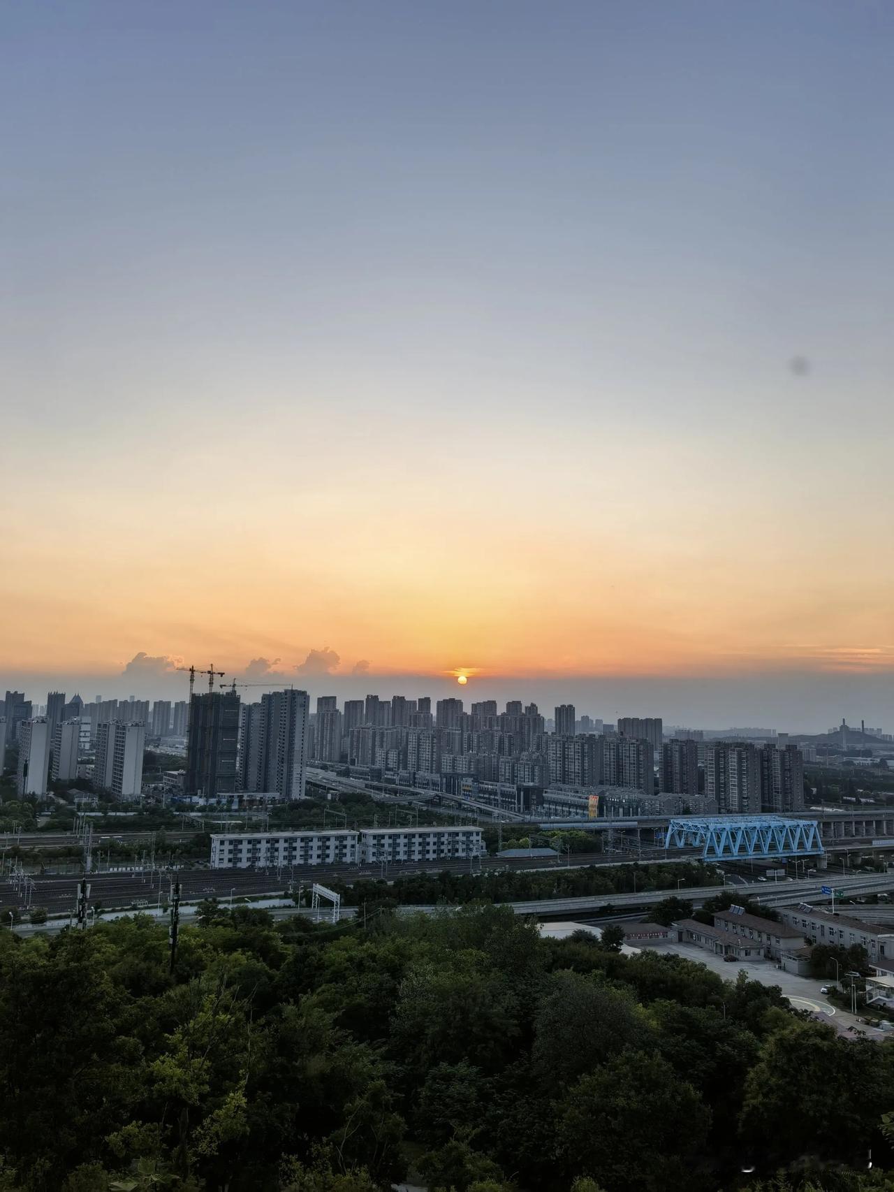 夕阳无限美，黄昏正当时。
登高望徐州，美景收眼底。
秋风瑟瑟凉，晚霞暖人心。
白