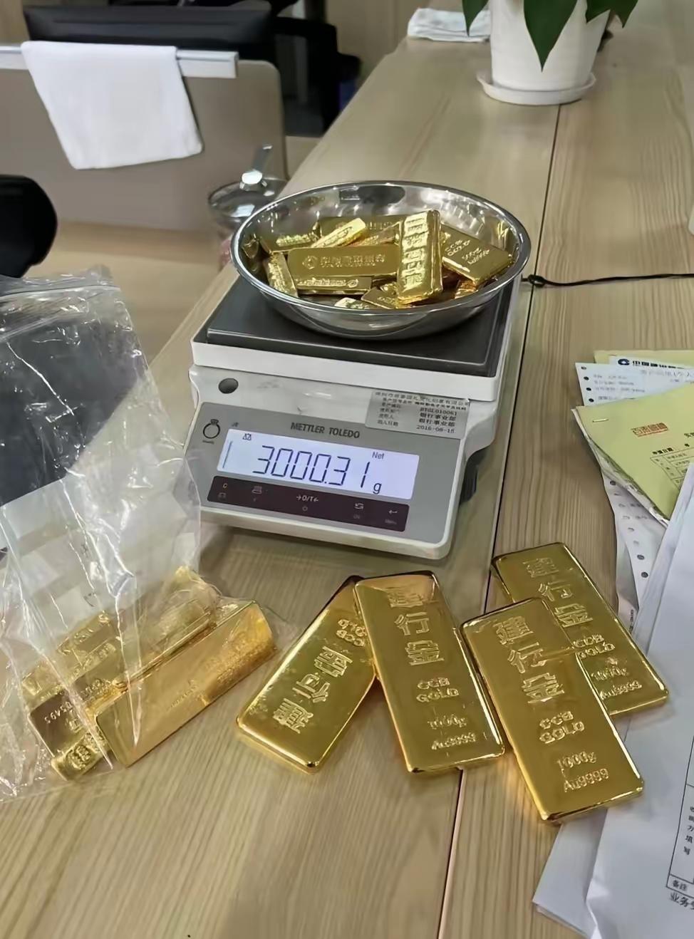 前两天果断卖掉黄金的朋友，今天真的要笑到合不拢嘴！
 
国际金价一路猛跌，从前天