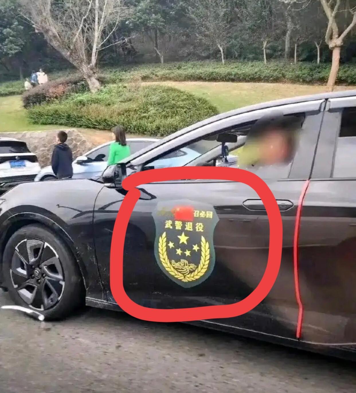 贴这个好像也没不妥吧，起码给人的可信度很高！
当看到贴上这个标签，万一在路上遇到