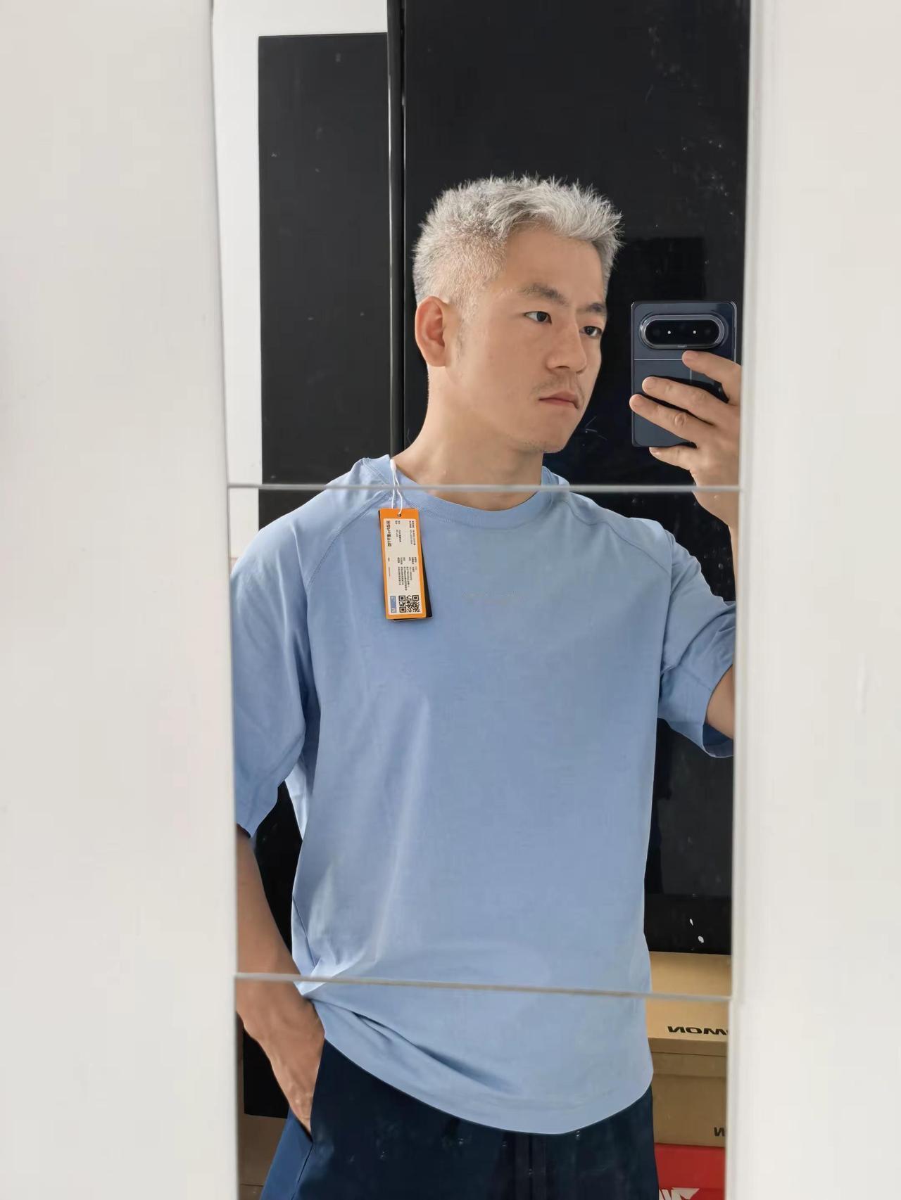 终于有新衣服了，蓝色显年轻是不啦🙃。无限进步！蓝t