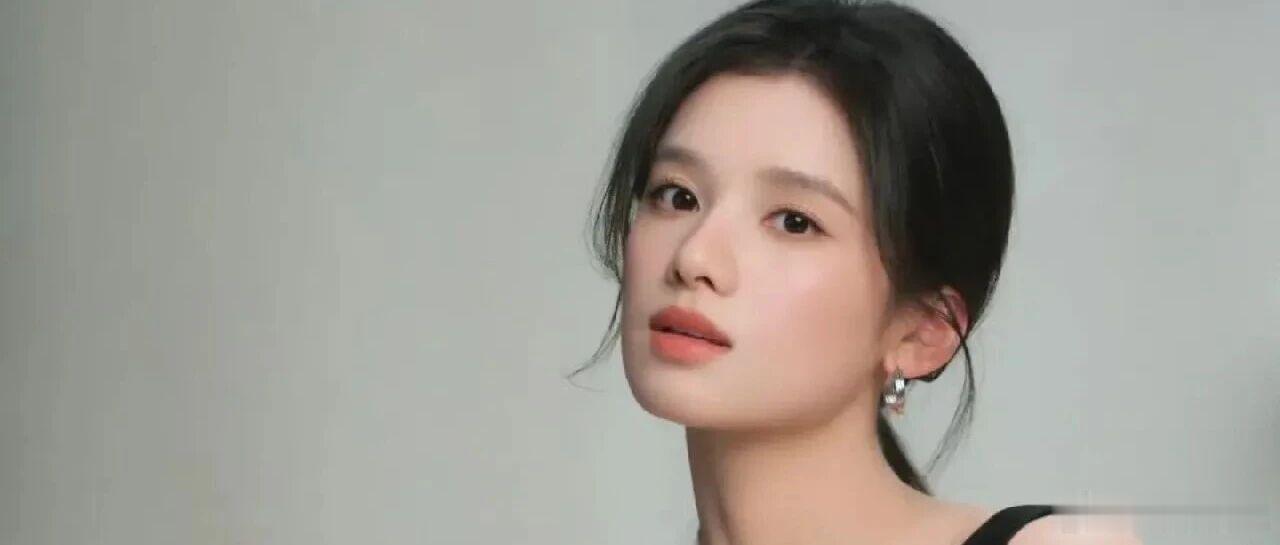 张婧仪｜小黑裙 