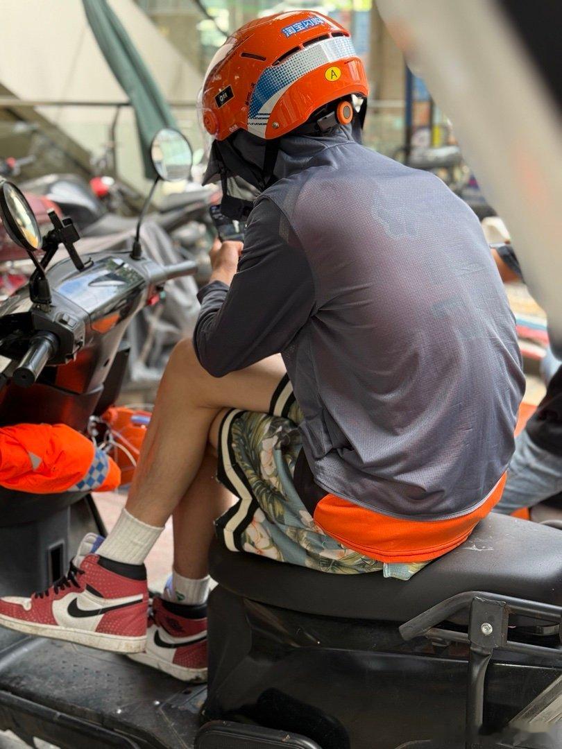 花裤衩小哥是个潮男 