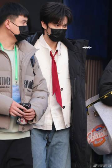 余宇涵先让尔冬升耳熟了  有综艺感的余宇涵跟尔冬升学表演，未来的舞台和荧幕都将是