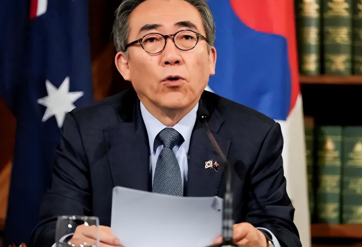 韩国这波操作，把 "又菜又爱玩" 演绎到了登峰造极！纽约联大上，韩国外长赵兑烈跟