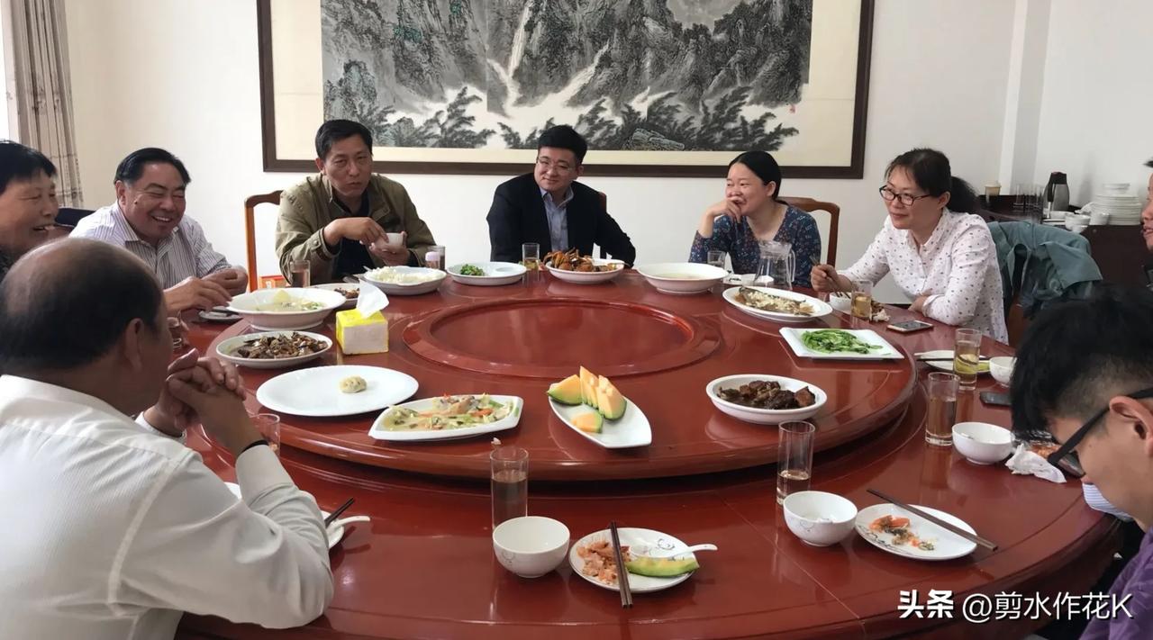 这天在一个饭局中，和一个退休多年的老校长聊天，聊到如今的教育和教育生态，老校长深