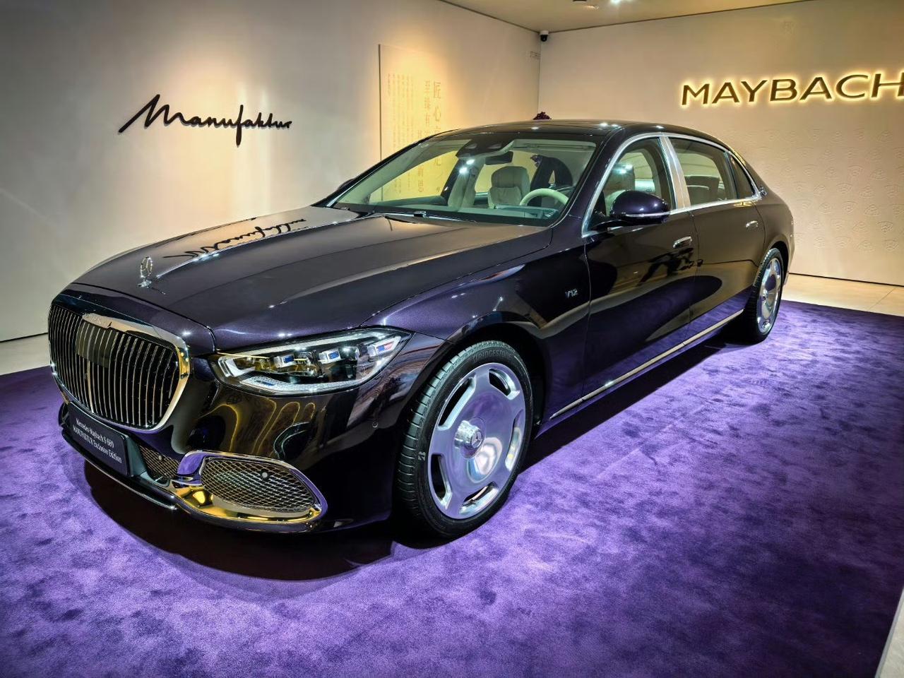 在广州车展上，迈巴赫S680匠心高定紫色款尽显独特奢华。与车展上的其他车辆相较，