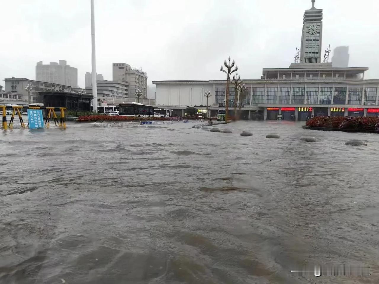 长沙的人民不要乱发誓，你看这雨龙王都控制不住了！