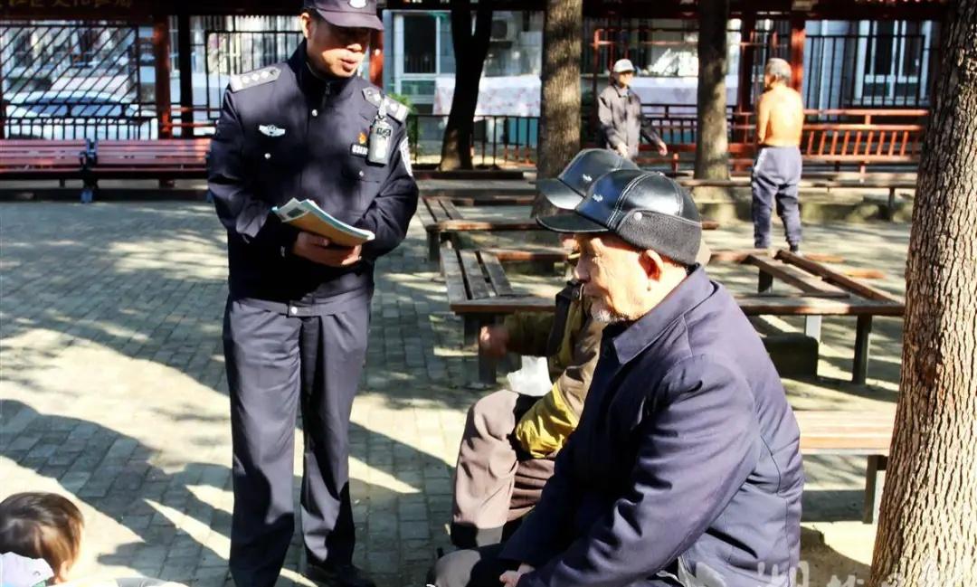 【武汉警方提醒：收到陌生好礼小心是陷阱】“近期，有居民群众莫名收到京东购物卡、盒