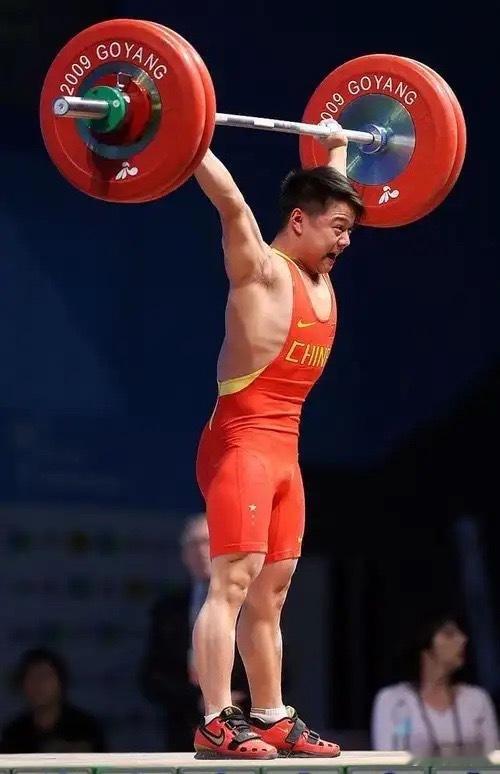 中国男子举重到底怎么了？这次亚运会的成绩，直接暴露了一个让人细思极恐的隐患。5个