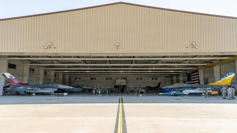 美军一直训练如何快速把导弹安装到战斗机上。
2026年1月30日，美国空军人员和