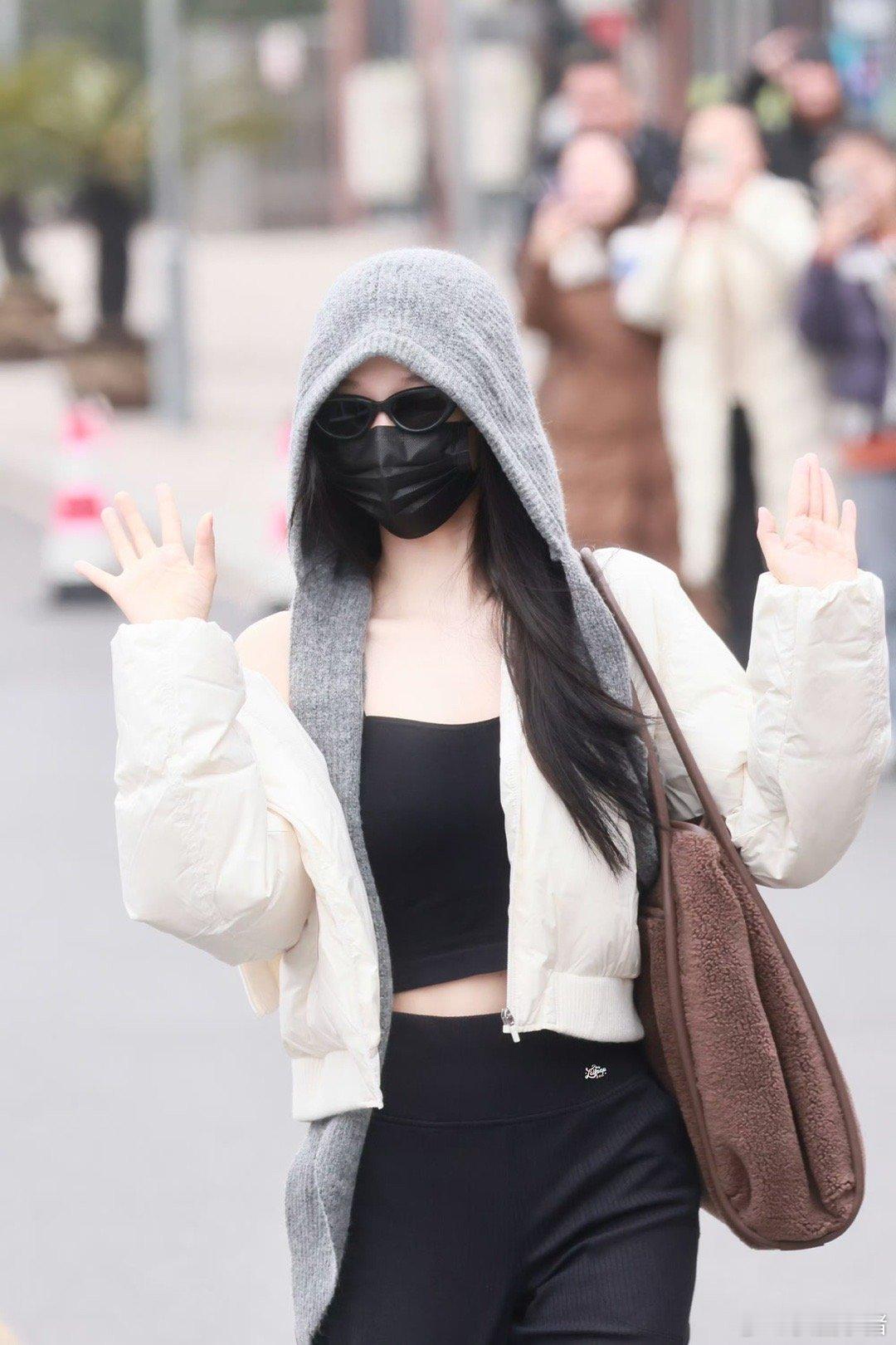 虞书欣﻿《云初令》今日饭拍路透～欣欣轻点帅虞书欣衣帽间