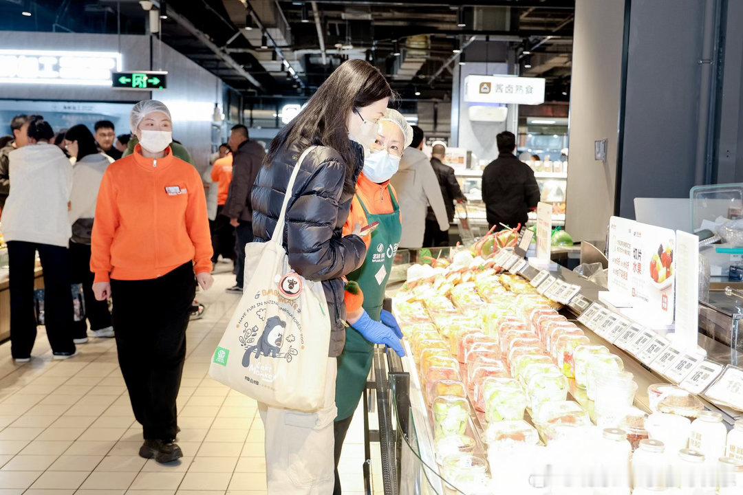 考生频频逛物美真相出人意料北京高考场外的暖心一幕，免费矿泉水持续供应，用清凉守护