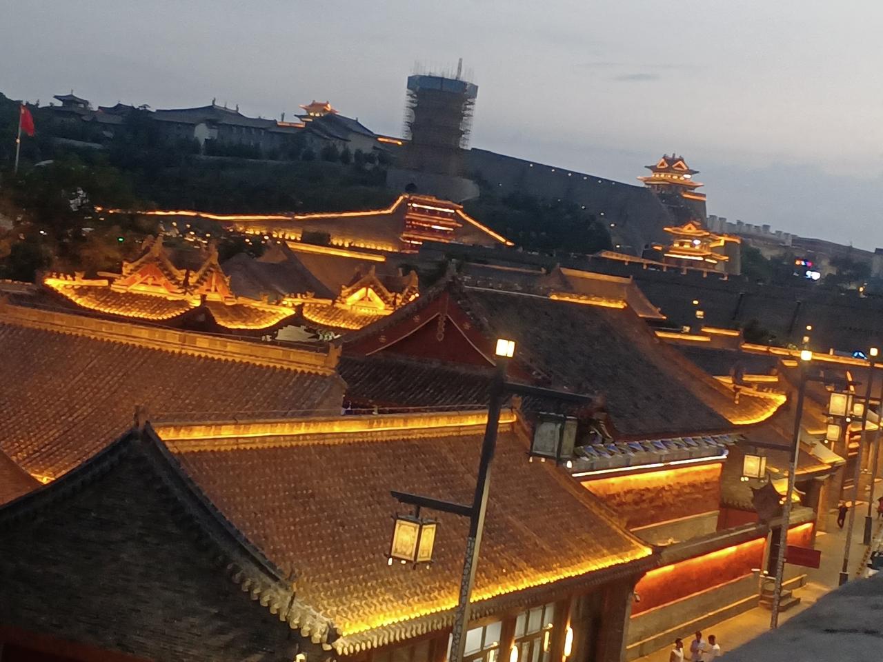晚上的忻州古城格外热闹。
   晚饭后骑车到北门，北门有摇滚，小伙子们在舞台上赤