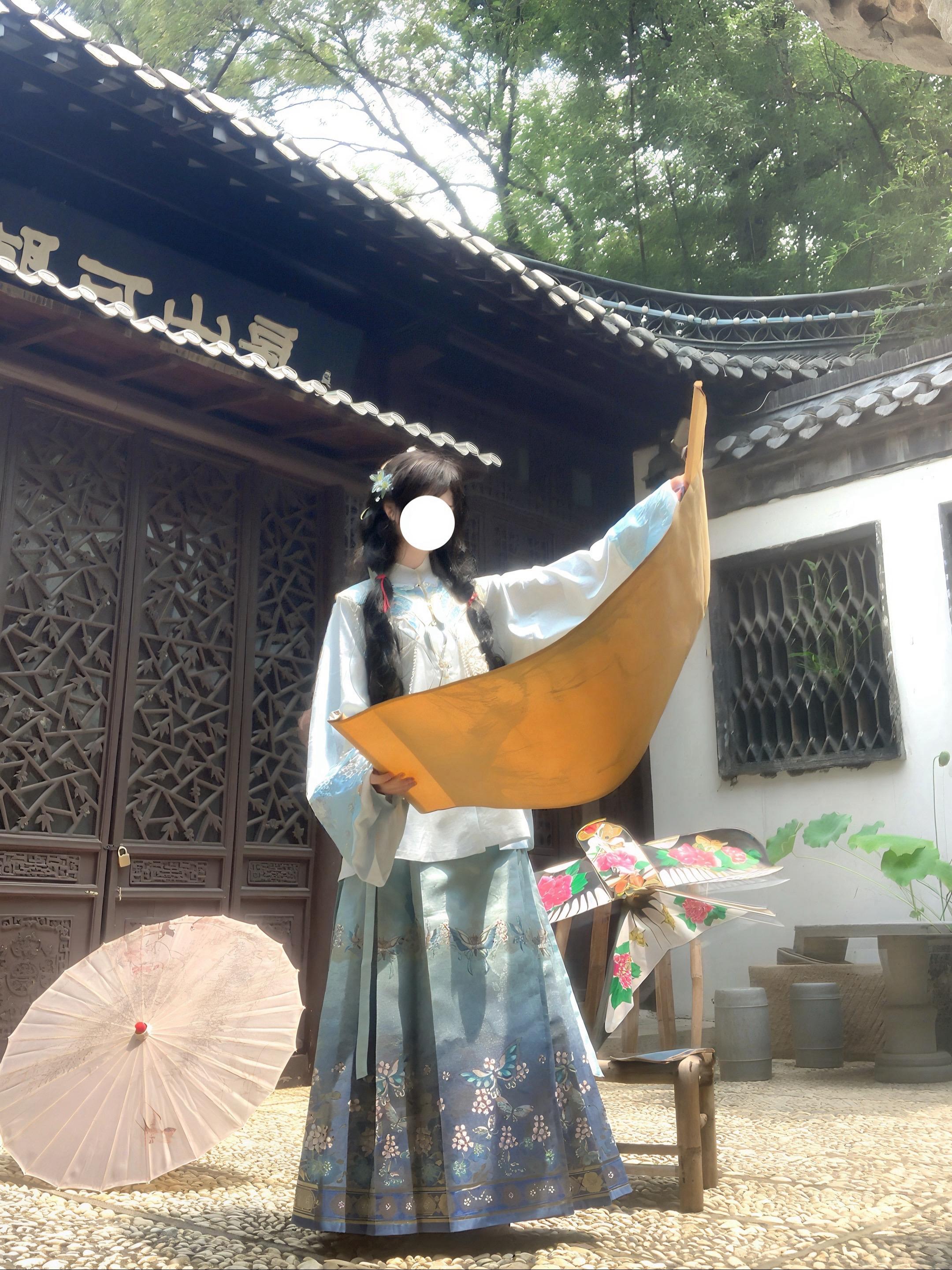 忽见粉蝶潜入窗 回望罗床唤君郎 氛围感