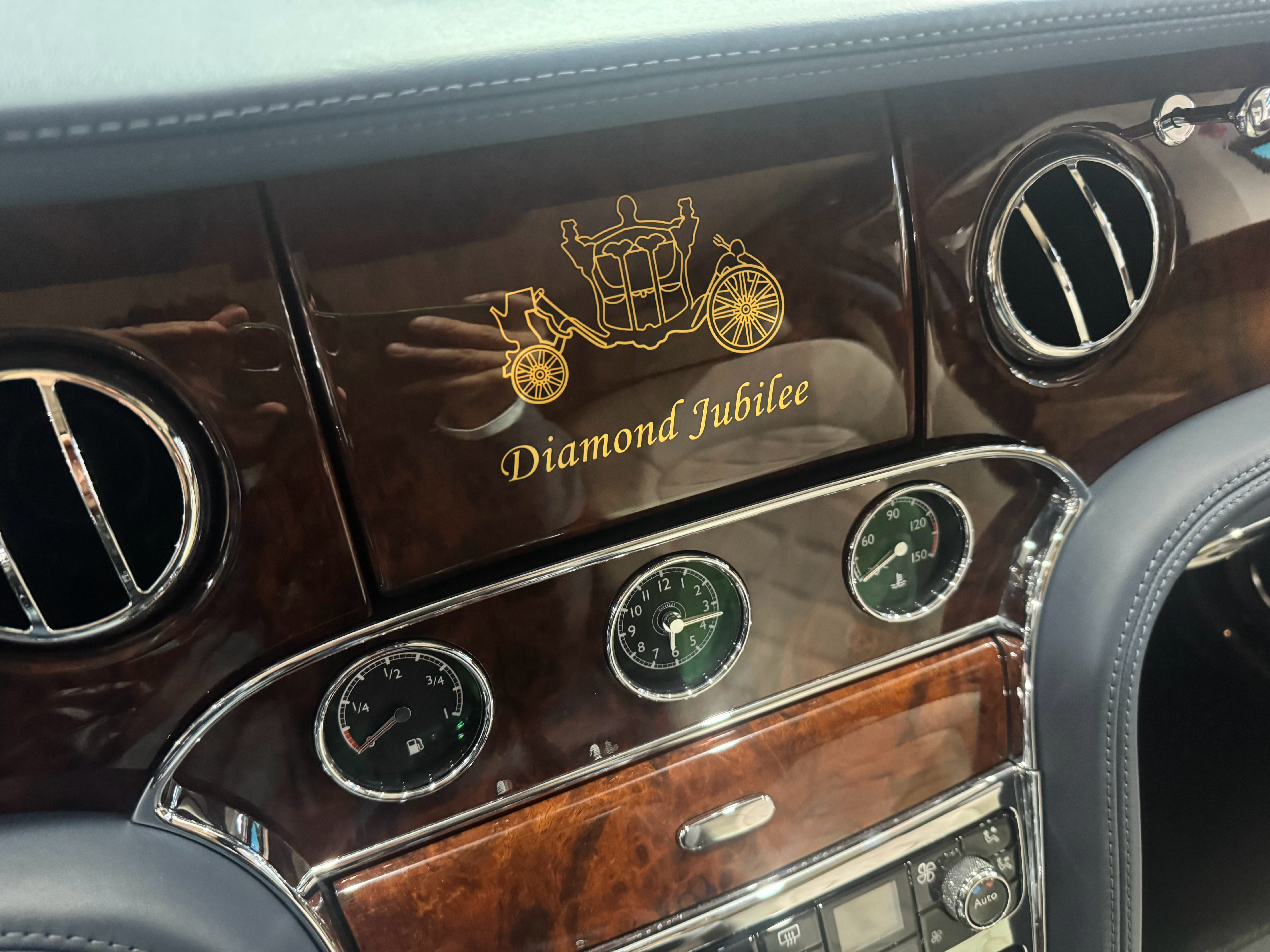 这一抹蓝深得我心！宾利慕尚钻禧纪念版、一晃她也也在国内走完了一个生肖轮回。慕尚承