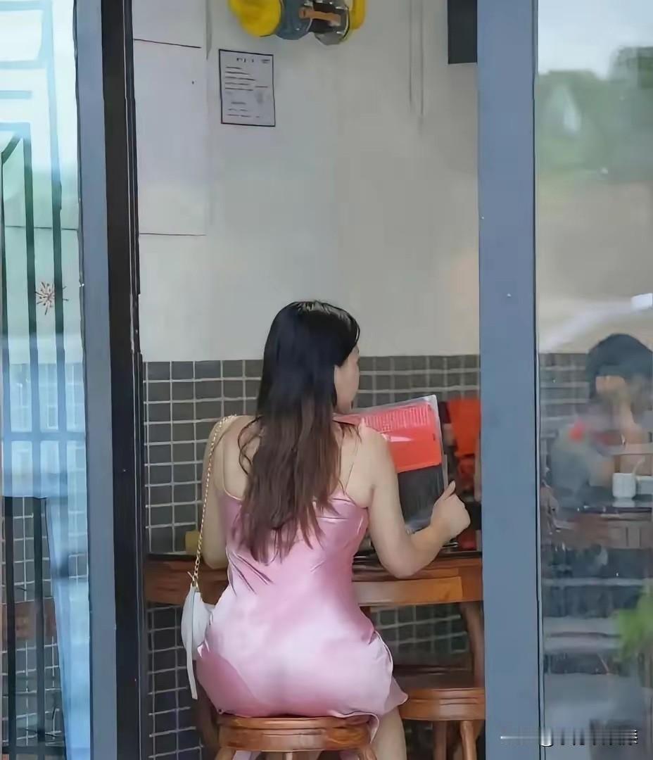 穿这一身出来吃饭，太拿大家不当外人了！