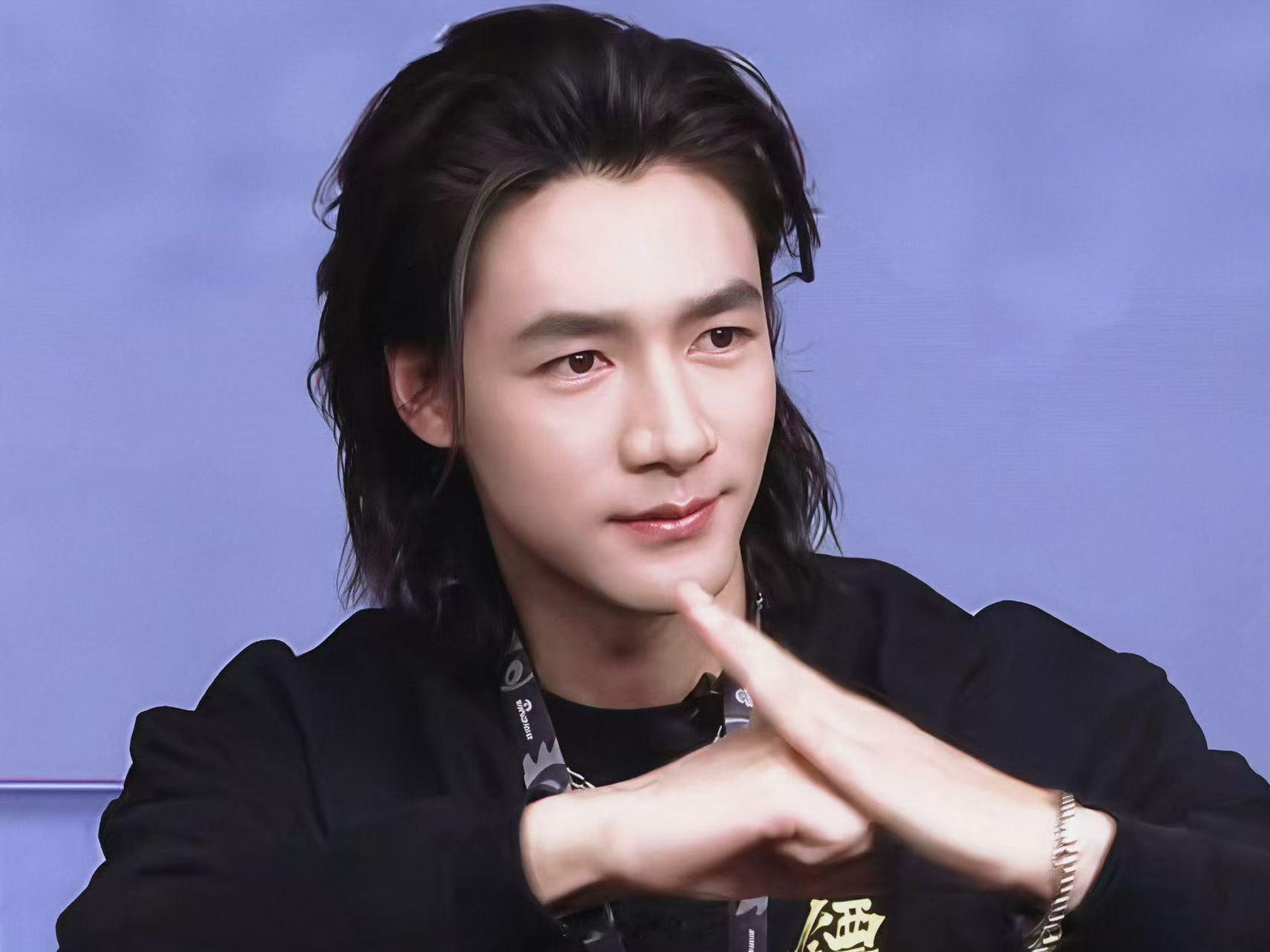 此沙被夸害羞了 当大屏幕出现此沙的镜头，整个空间都充满赞叹声。而他本人却试图缩到