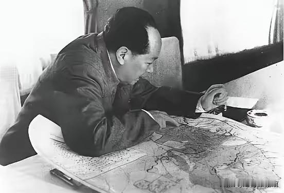 这张照片拍摄于20世纪五六十年代，地点是毛泽东同志的专列上。建国后，他有大量时间