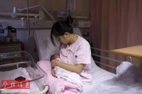 揪心的一刻…

奶奶看着在炕上，铺着小褥子，盖着小被子熟睡中的四个月大的孙子，眼