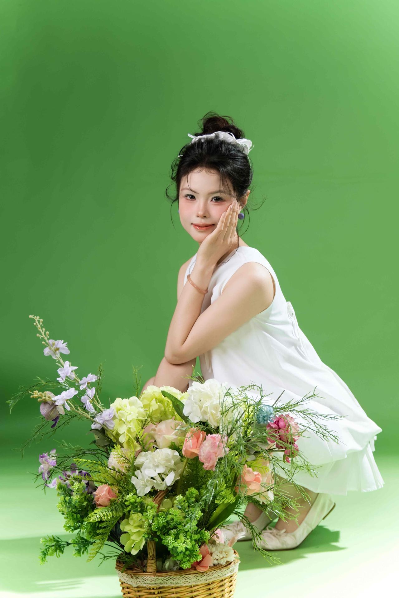 终于拍了这组超清新的绿色背景白裙子写真！🍃 从妆造开始就主打“伪素颜氧气感”—