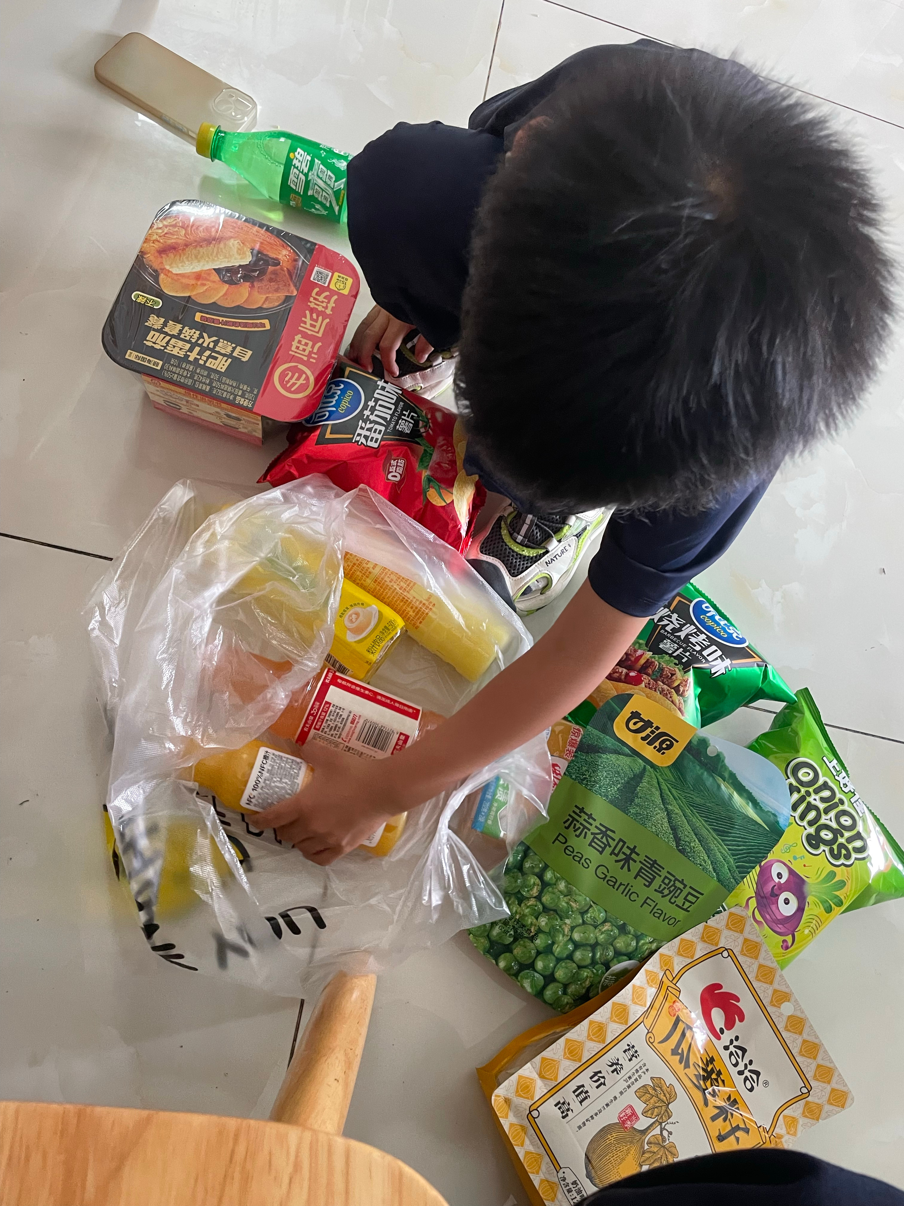 昨天猪先生加班一夜未回今天下午请了半天假回来补觉刚进门我还以为他去购物了乱七八糟