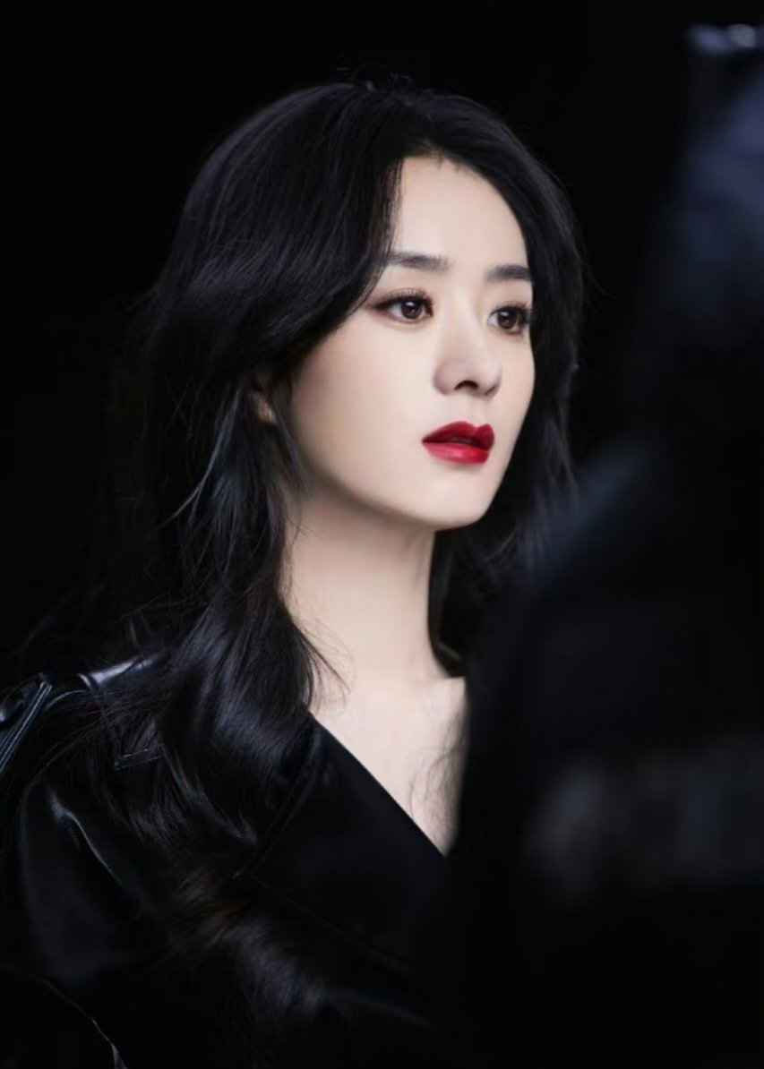 赵丽颖堪称演艺界的励志典范。她出身平凡，却怀揣着对表演的炽热梦想，一路披荆斩棘。