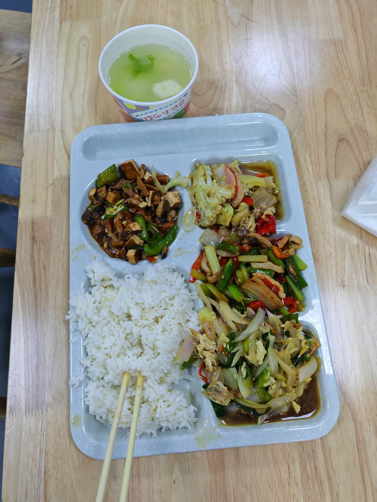 今天老婆和麻友去汉口北商城游玩，午饭就在工业园餐厅就餐，多天未来吃饭，也许是我来