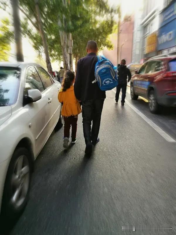 让孩子独自上下学，真是个让人纠结的事儿。之前看到盲童独自上学，母亲默默跟随的视频