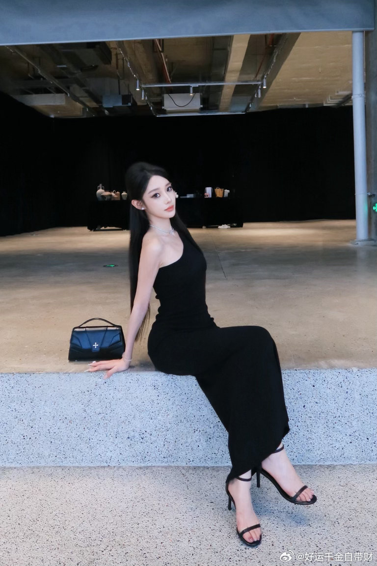 收藏了一个月的娜扎仿妆 今天我们化妆师给我安排上啦[手指比心] ​​​