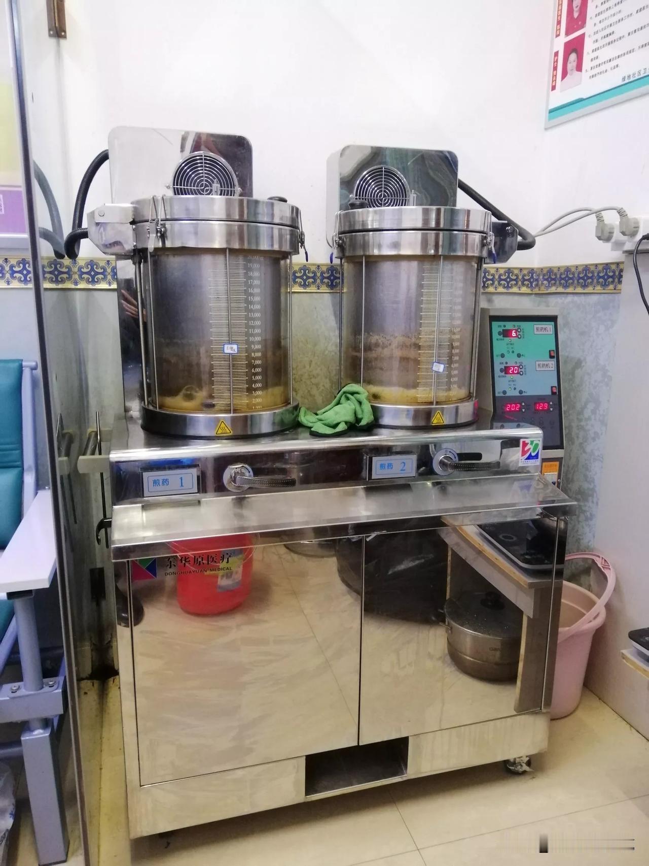 现在的社区医院挺方便的，打点滴有床位也有坐椅，可供各种人群使用；同时也可煎中药，