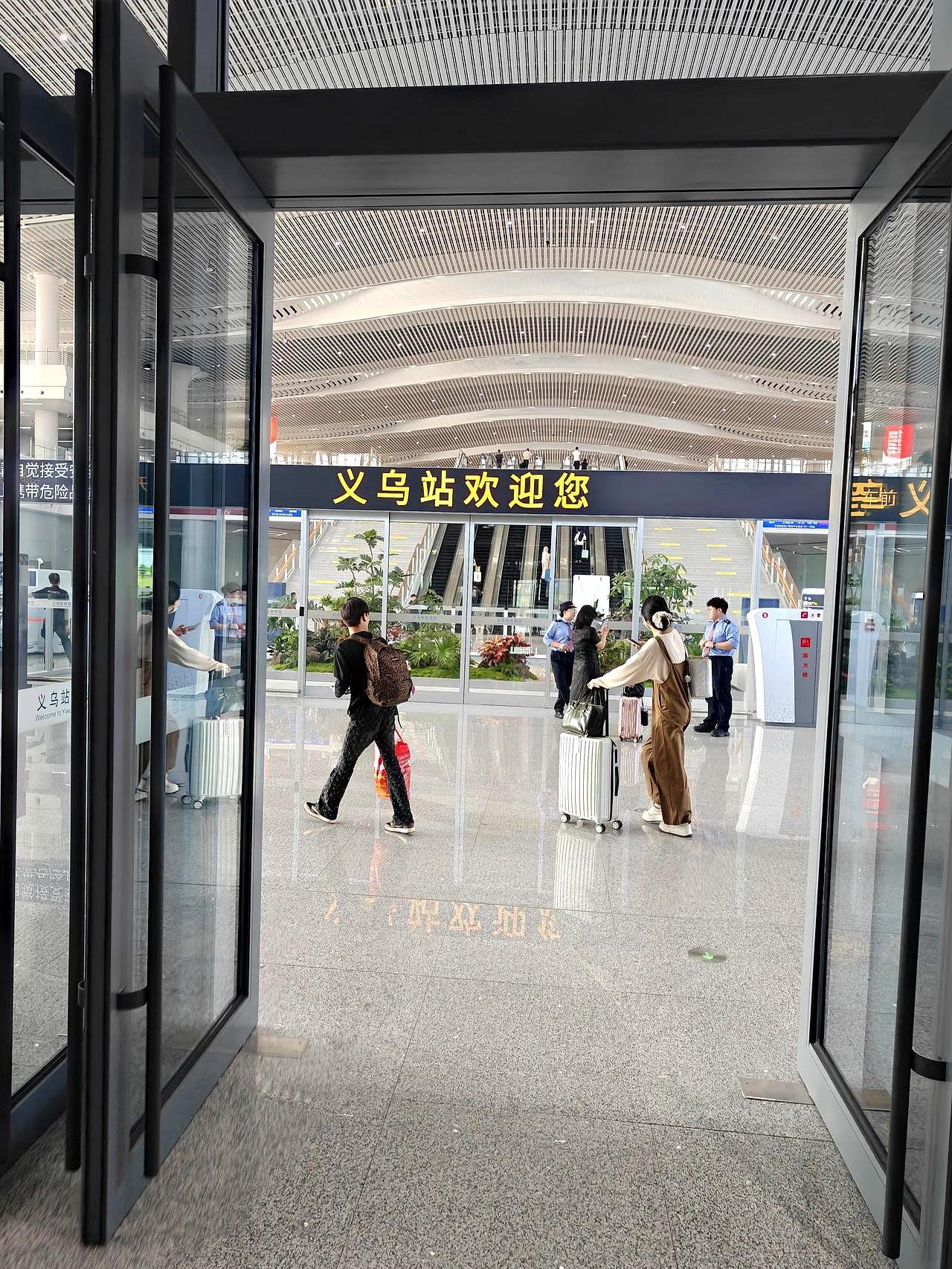 义乌站刚通车就跑了一趟，结果肠子都悔青了。
本来寻思着就坐到金华，二十分钟的事儿