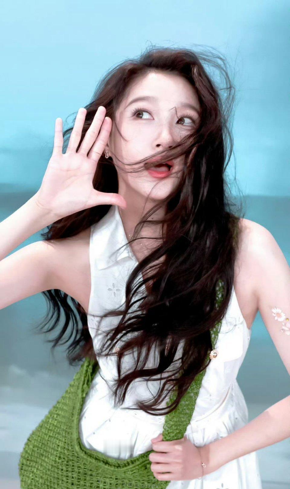 允许关晓彤洗把脸就来走红毯清秀  浓眉的妆 在她脸上都可以很好看[给你小心心][