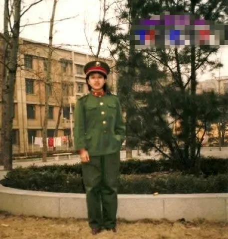 你敢信？
韩红？
校花？
 不是恶搞。
 1980年代的中国音乐学院附中，走廊里