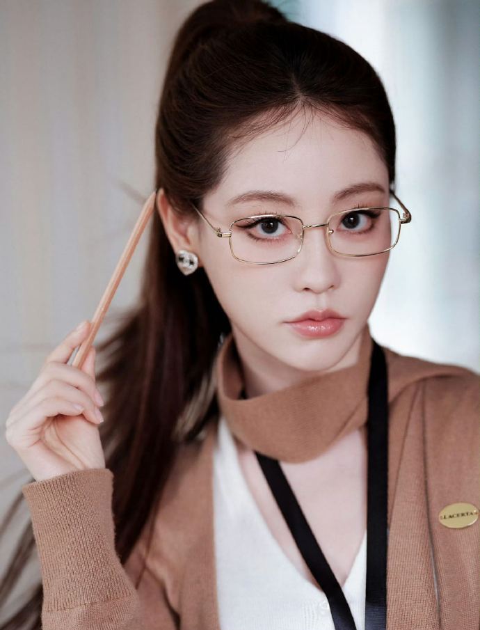 祝绪丹金丝眼镜高智感家人们谁懂啊！祝绪丹戴金丝眼镜那刻，我直接被美晕，美拉德穿搭